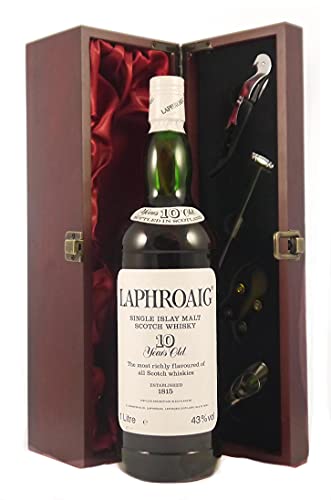 Laphroaig 10 Year Old Pre Royal Warrant Islay Single Malt Scotch Whisky Distillery Bottling 1990's 100cls in einer mit Seide ausgestatetten Geschenkbox, da zu 4 Weinaccessoires, 1 x 1000ml